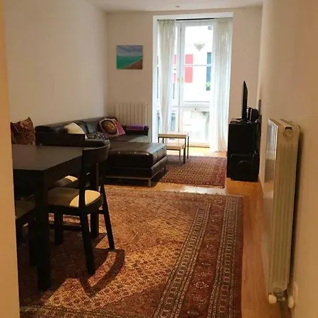 With 2 Bedrooms In Apartment *